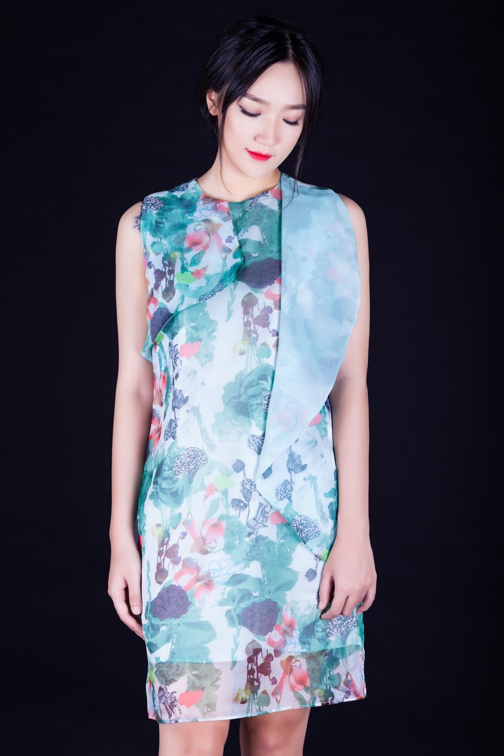  Bên cạnh kiểu đầm ôm, bộ sưu tập bao gồm nhiều kiểu dáng khác như đầm cocktail, đầm suông, đầm đuôi cá…  