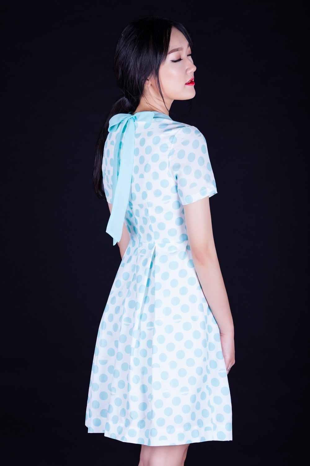  Elise sáng tạo thêm cho trang phục các chi tiết đắt giá như bèo cổ, xẻ đuôi cá, tăng thêm nét kiêu sa và sang trọng của người mặc.  