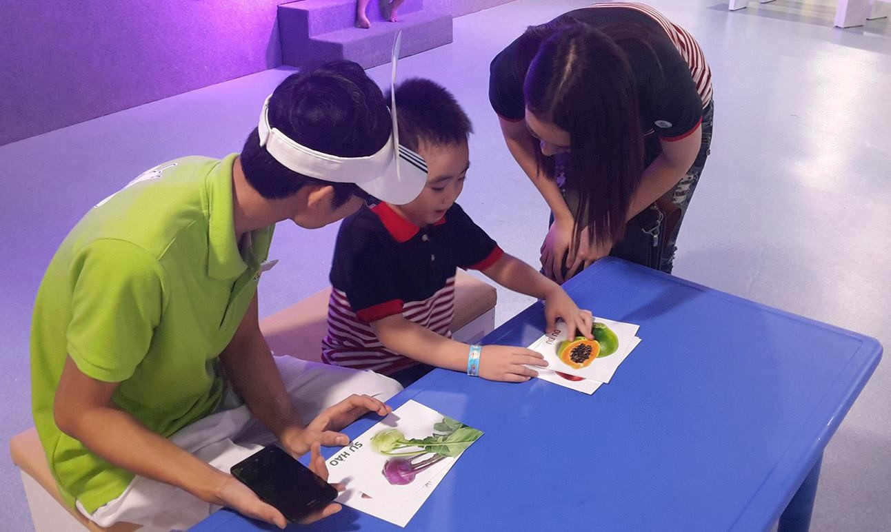 Với giấy, bút và vài dụng cụ đơn giản, mẹ và bé có thể cùng tạo nên những tác phẩm nghệ thuật thú vị.