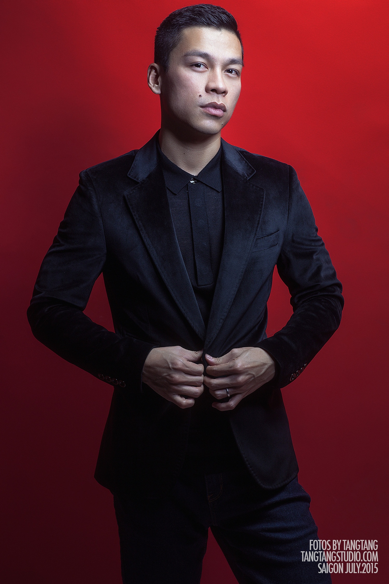 Dù đang rất bận rộn với vai trò Giám khảo của Vietnam’s Next Top Model 2015, NTK Adrian Anh Tuấn vẫn nhận lời tham gia chương trình từ thiện của Robins, với ước muốn được góp phần bảo tồn giá trị văn hóa thổ cẩm