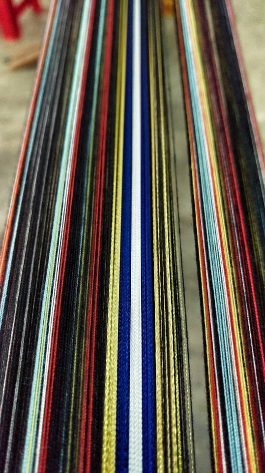 Chỉ thêu vải thổ cẩm, với nhiều màu sắc rực rỡ khác nhau. 