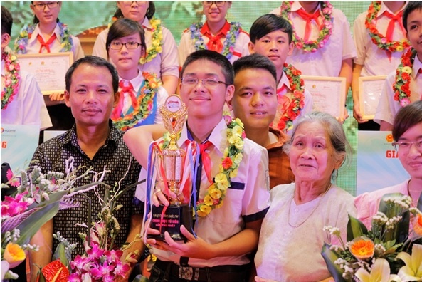 Quán quân cuộc thi CPVM mùa đầu tiên chung vui bên gia đình.