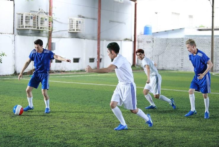 Nhóm 356 thể hiện kỹ năng sân cỏ theo cách khác biệt: đá bóng tốc độ chậm.