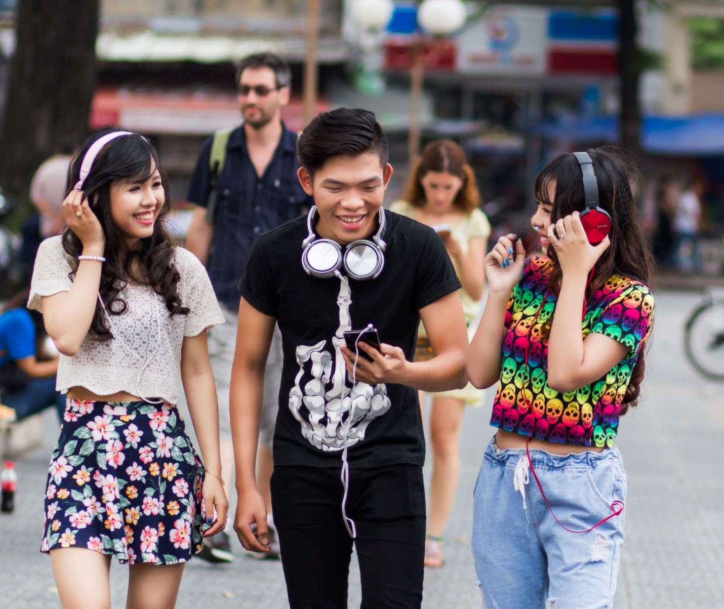 Tai nghe choang dau - xu huong moi cua gioi tre nang dong hinh anh