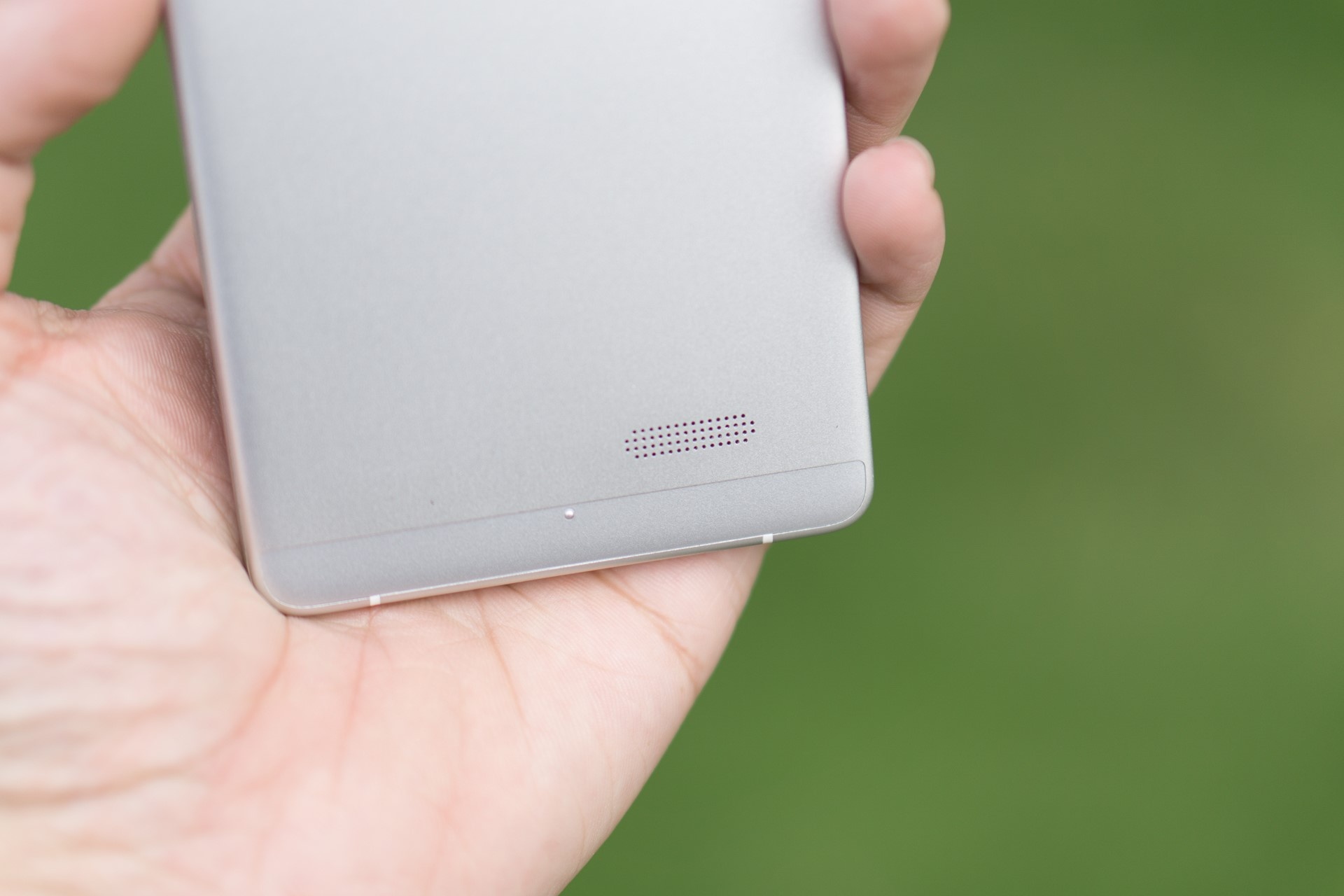 Dải loa được bố trí đối xứng với cụm camera ở trên, lệch sang bên phải.   