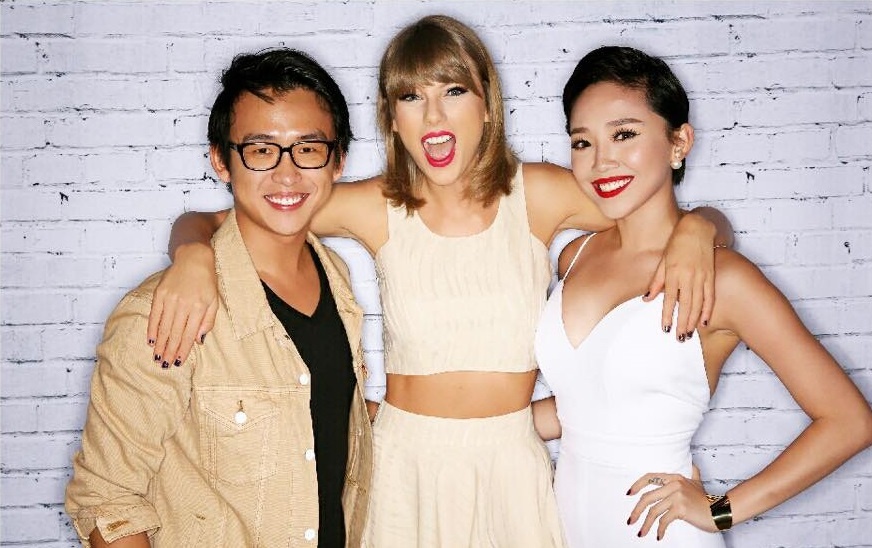Đặc biệt, cặp đôi VJ - ca sĩ này còn có một tấm ảnh đặc biệt chụp cùng Taylor Swift. Thậm chí, Taylor còn khoát vai họ thật thân thiết.