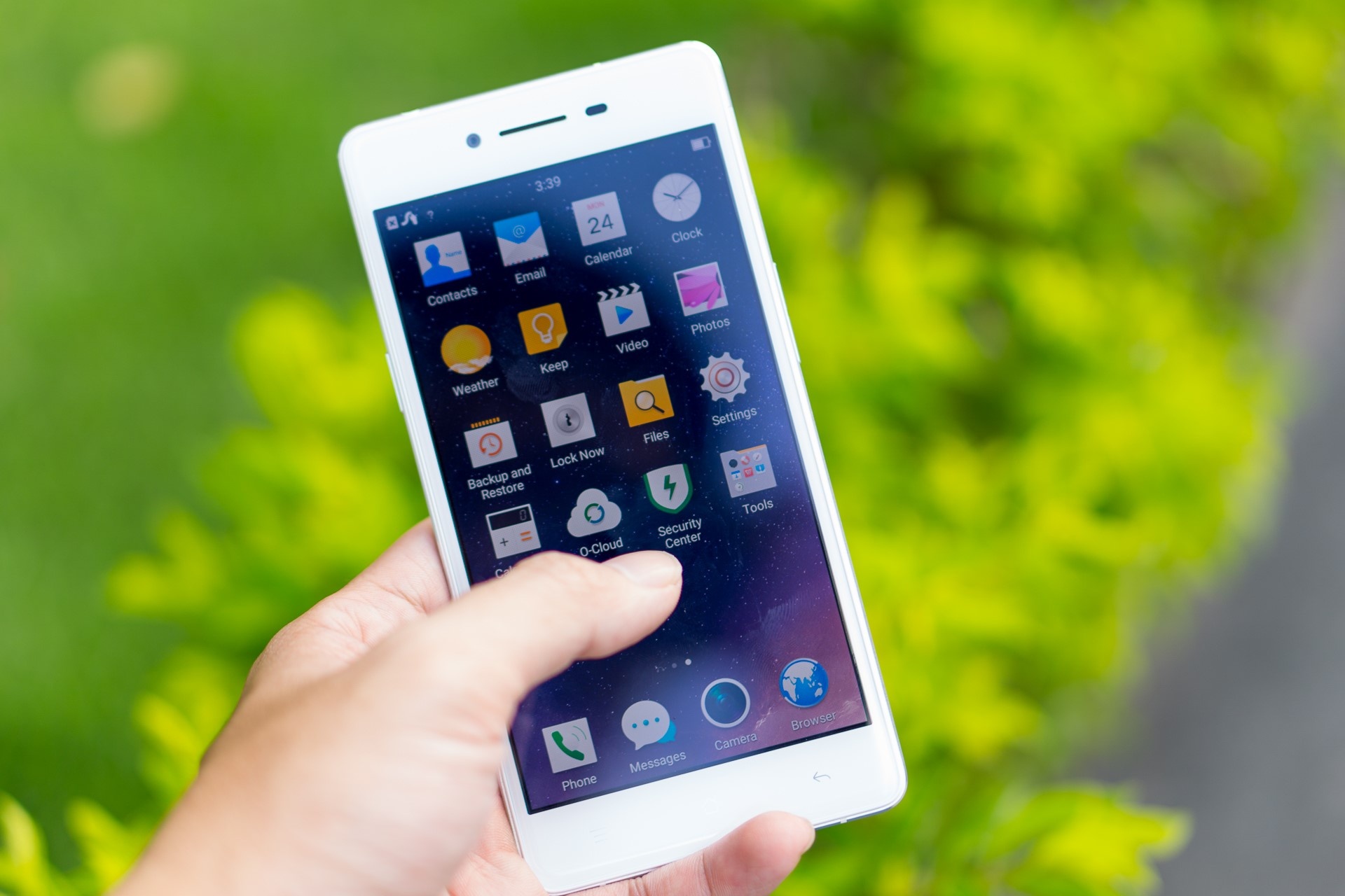    R7 Lite được trang bị vi xử lý Qualcomm Snapdragon 615 8 nhân, RAM 2 GB, bộ nhớ trong 16 GB hỗ trợ thẻ nhớ tối đa 128 GB. Máy có pin 2.320 mAh và hỗ trợ 2 SIM (một Micro-SIM và một Nano-SIM). R7 Lite được cài sẵn hệ điều hành Color OS 2.1, dựa trên Android 5.1.  Sản phẩm sẽ được bán ra vào đầu tháng 9 này.