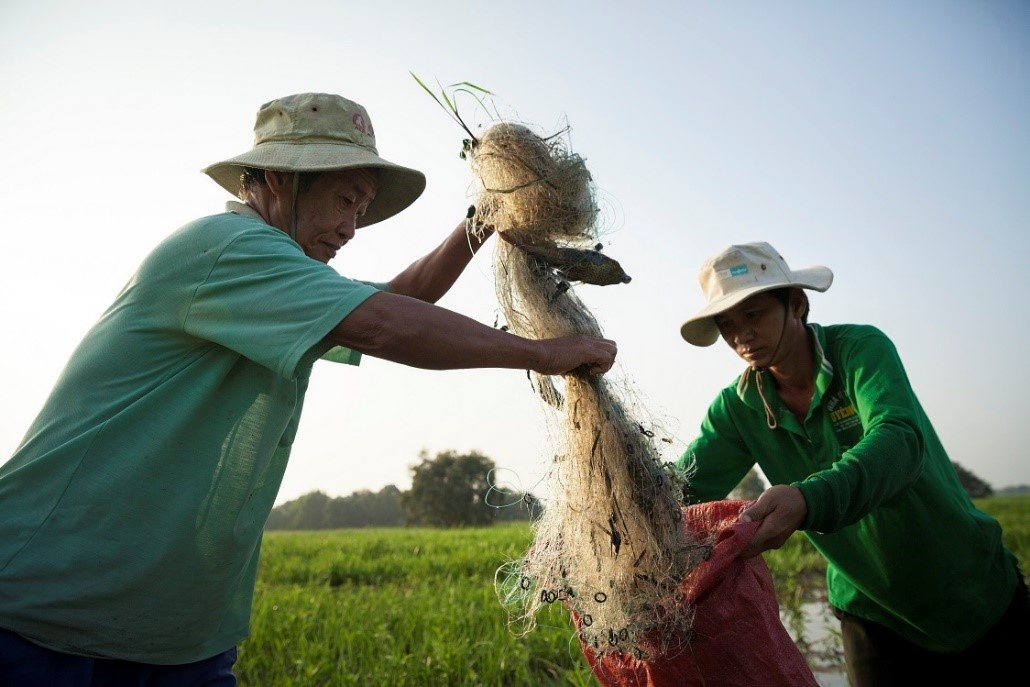 Là một trong những người đầu tiên được dự án hỗ trợ, cho phép đánh cá trong Vườn Quốc Gia Tràm Chim mùa nước lên, cuộc sống của ông Nguyễn Văn Cứ (trái) đã cải thiện.