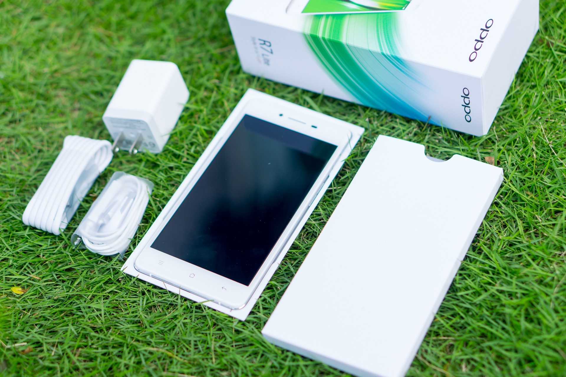  Máy bán kèm cục sạc, dây sạc và tai nghe. R7 Lite không có sạc nhanh VOOC như những model cao cấp.    