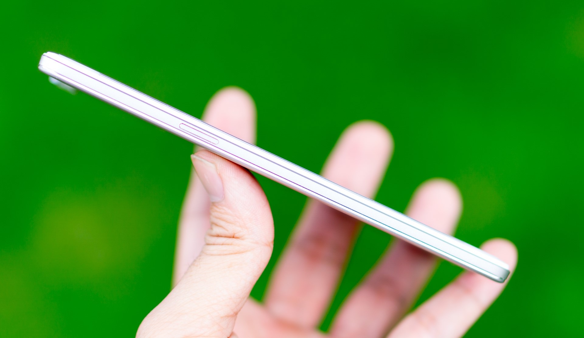   R7 Lite sở hữu phần thân chỉ mỏng chỉ 6,3 mm với chất liệu là hợp kim nhôm-magie siêu bền, nhẹ (được dùng trong công nghiệp máy bay).