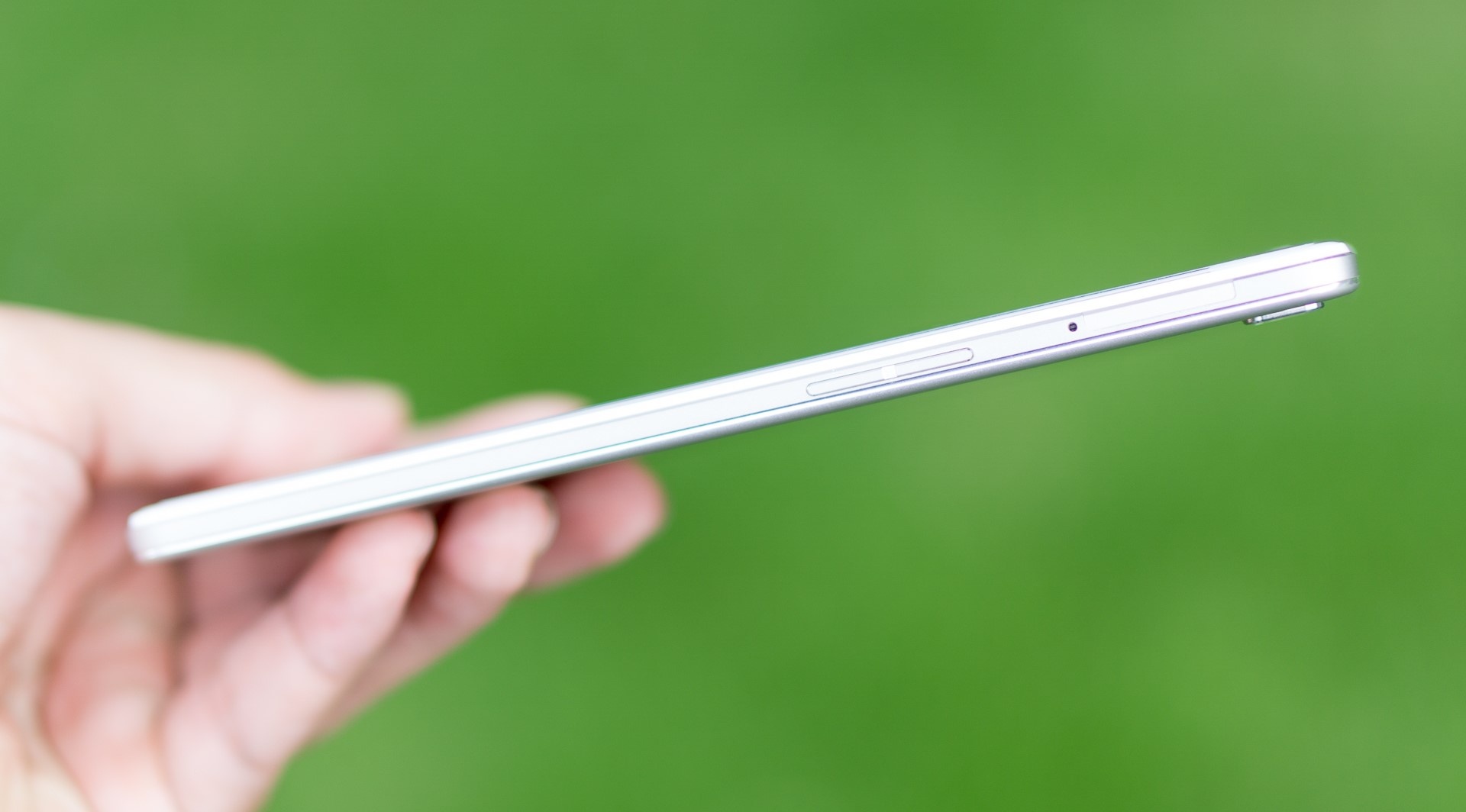 R7 Lite tuy có dáng mỏng, nhưng cứng cáp và cho cảm giác cầm rất chắc tay.