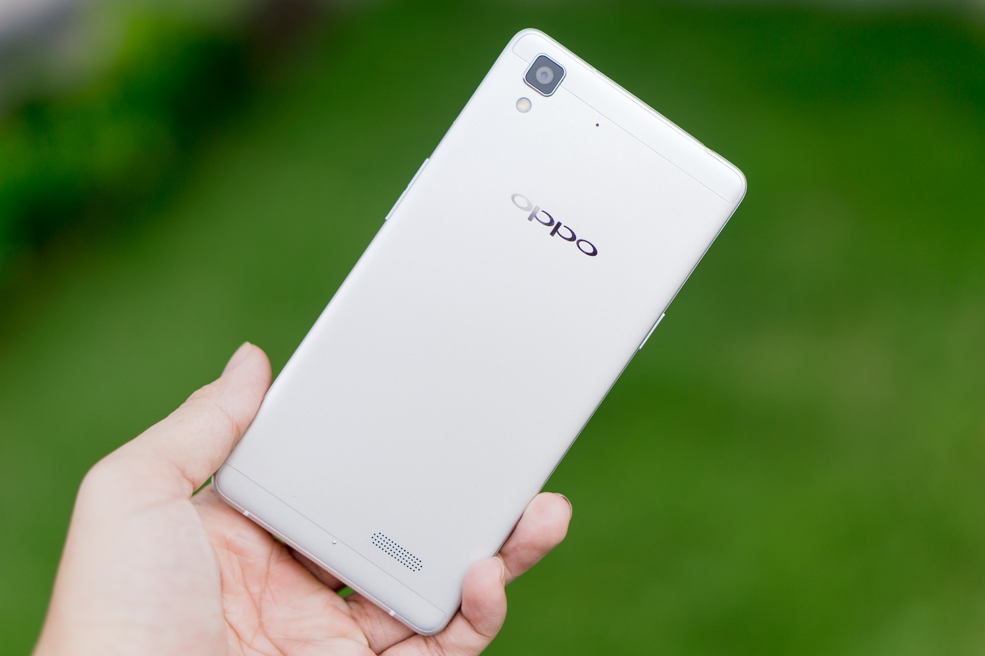  Mặt lưng đơn giản và phẳng, chỉ riêng phần này đã phải trải qua 48 công đoạn đánh bóng và công nghệ phun cát mịn (dùng trên MacBook) làm bề mặt sáng bóng sang trọng.