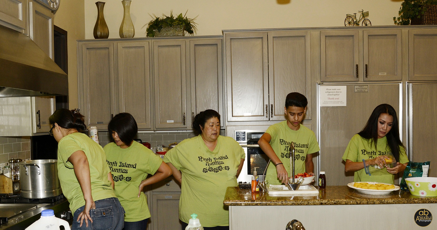 Kelly Trang Trần (bìa phải) chuẩn bị thức ăn cho các bệnh nhân.