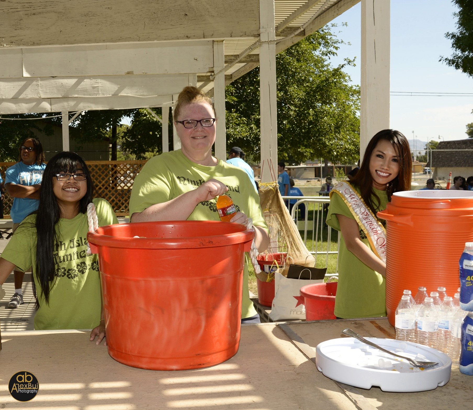 Người đẹp chuẩn bị nước cam giải nhiệt mùa hè cho người nghèo