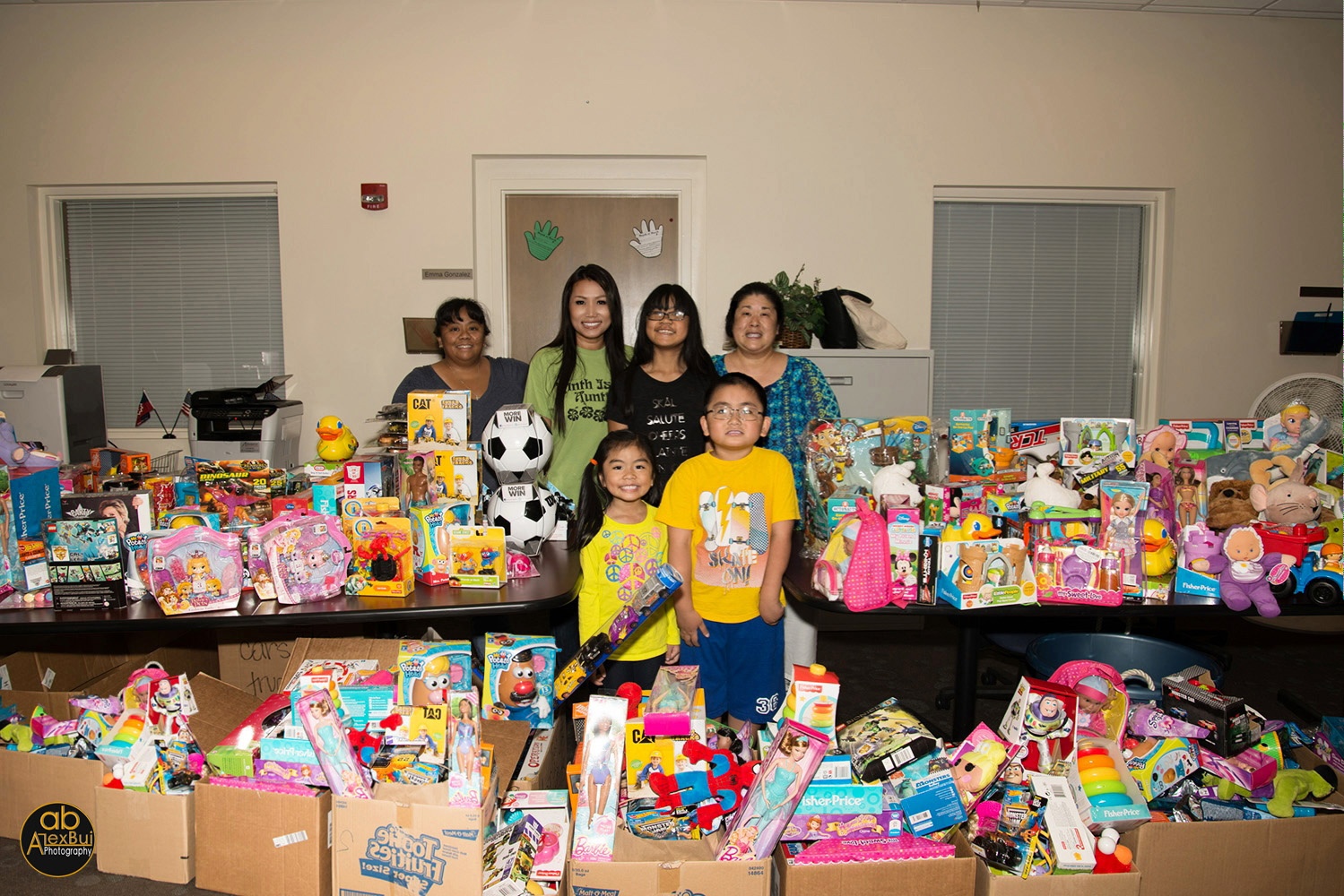 Con trai và con gái (áo vàng) của Hoa hậu Kelly rất thích thú khi cùng mẹ làm từ thiện.