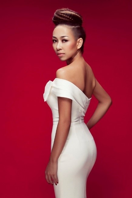  Thảo Trang không giấu được sự phấn khích khi được cầm trên tay chiếc phablet sành điệu mới ra mắt.