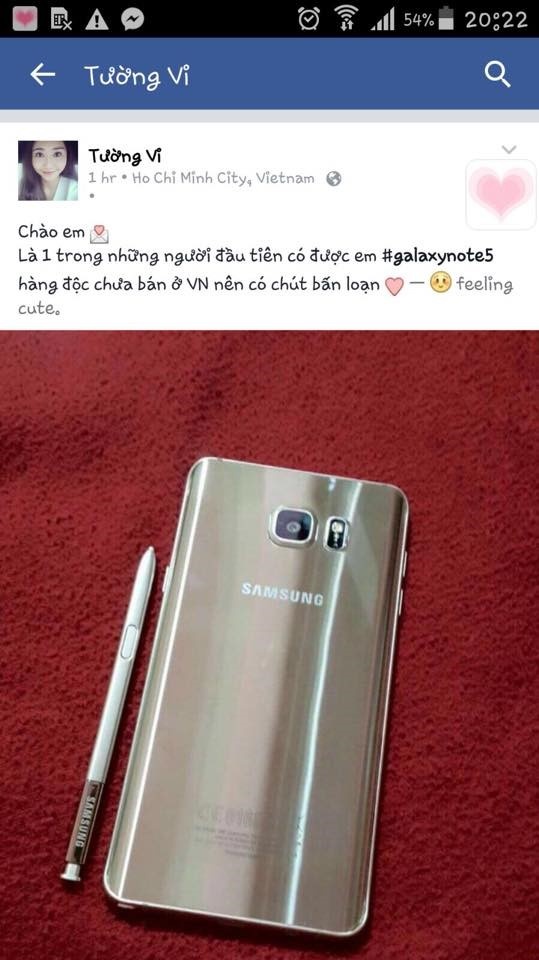 Đó là lý do cô chọn Galaxy Note 5 phiên bản vàng Gold bắt mắt. “Là một trong những người đầu tiên có được em hàng độc chưa bán ở Việt Nam nên có chút bấn loạn”, Tường Vi chia sẻ.  