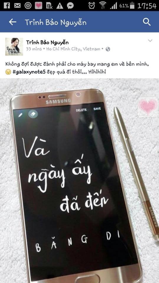 Cầm chiếc phablet trên tay, người đẹp lập tức khám phá bút S Pen viết dòng chữ “Và ngày ấy đã đến” - tên ca khúc mới của cô.  