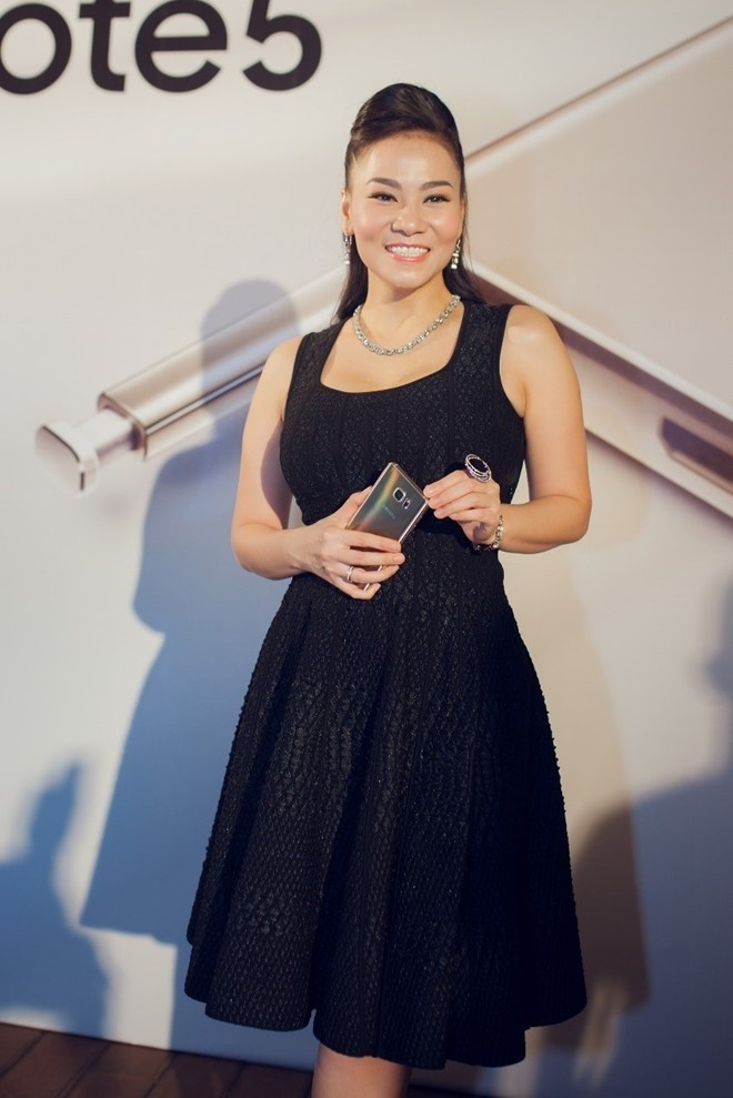   Trước đó, Thu Minh cũng may mắn cầm trên tay Galaxy Note 5 ngay ngày đầu tiên sản phẩm ra mắt tại Việt Nam.