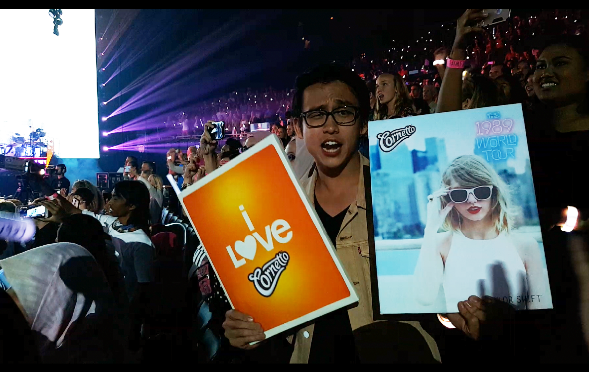 Quang Bảo chứng tỏ đồ “cuồng” khi cầm ảnh Taylor Swift suốt buổi biểu diễn.