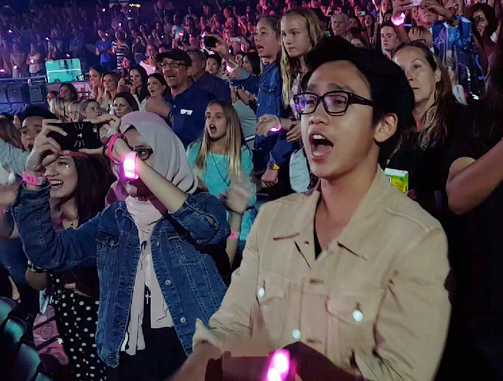 Trải nghiệm của Quang Bảo, Tóc Tiên là mơ ước của tất cả fan Taylor Swift. Nếu các Swifties đang cảm thấy ghen tị với nữ ca sĩ và anh chàng VJ này, hãy nhanh chóng săn những món quà đôc đáo mang đậm dấu ấn 1989 World Tour hiện rất hot tại Việt Nam.