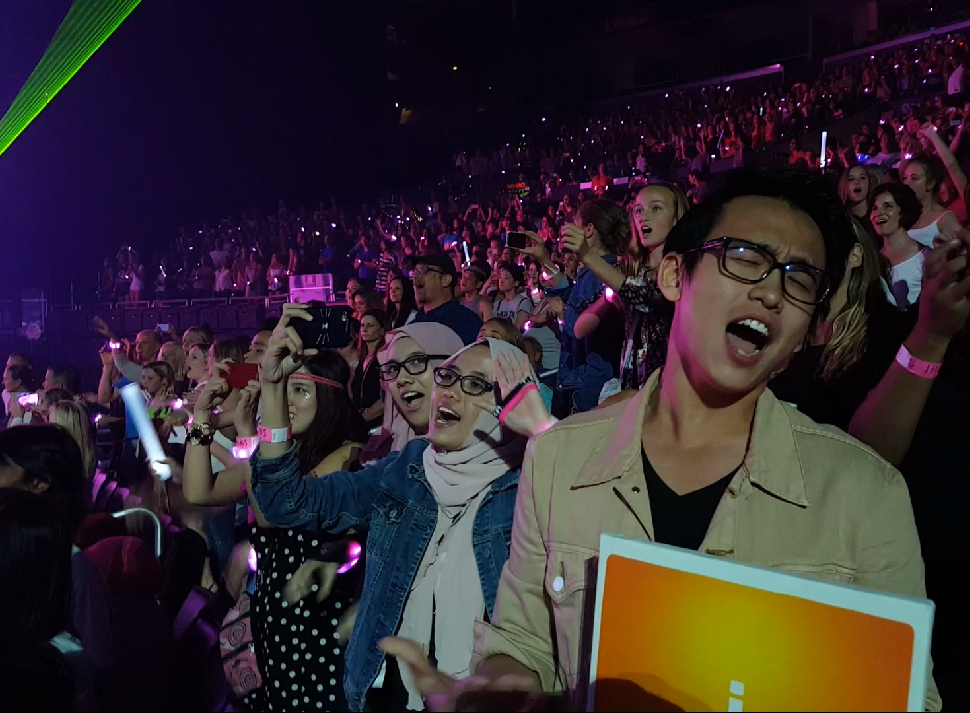 Trong khi đó, VJ Quang Bảo liên tục nhún nhảy và thể hiện sự hào hứng của mình trên khán đài.