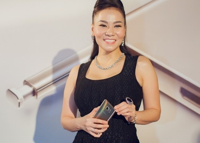 Sao Viet dong loat khoe smartphone moi sam hinh anh