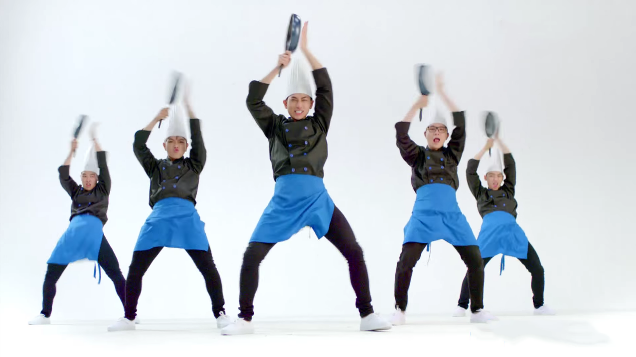 Diện trang phục đầu bếp, anh chàng ngẫu hứng trình diễn điệu nhảy múa chảo với biểu cảm hài hước.