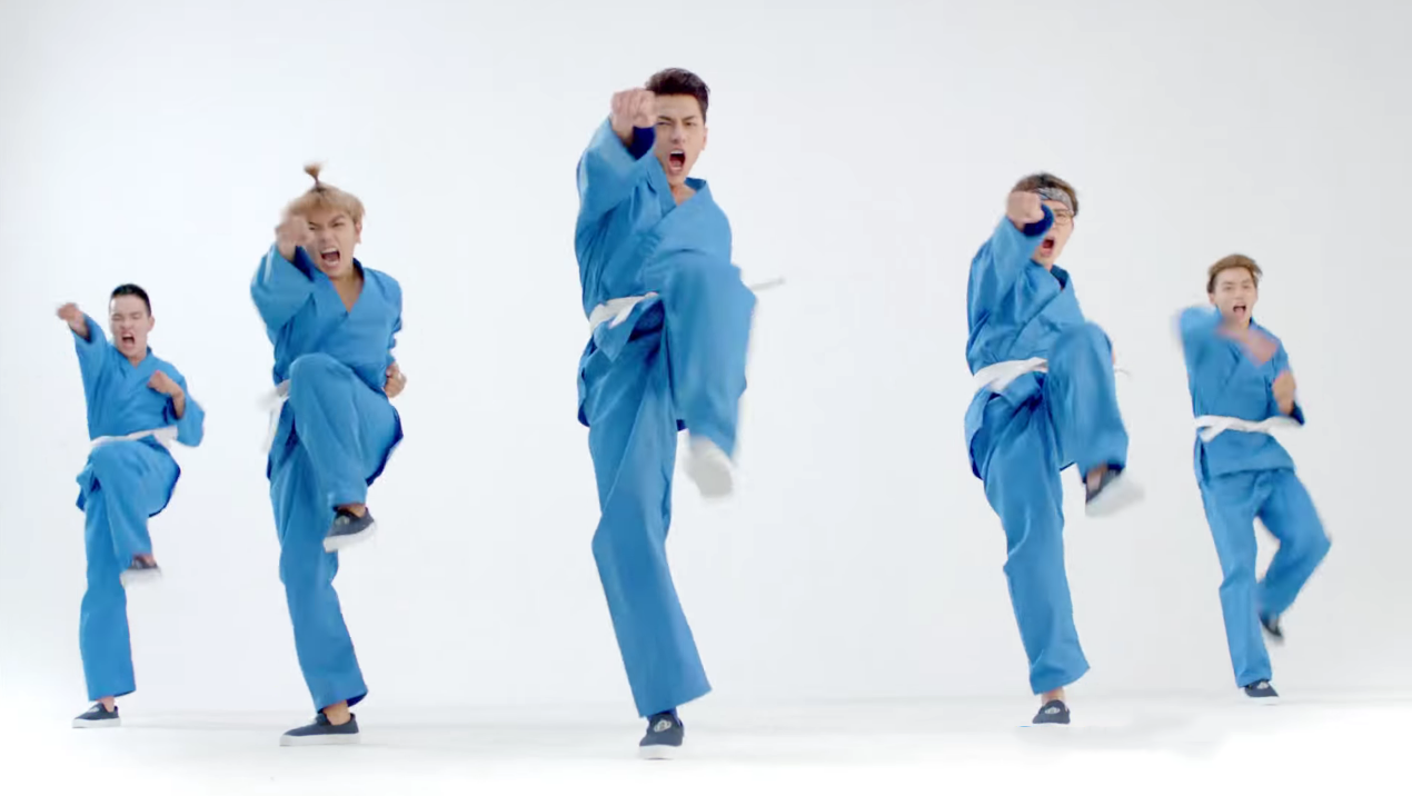 Trưởng nhóm 365 thể hiện sức mạnh qua vũ đạo võ thuật.