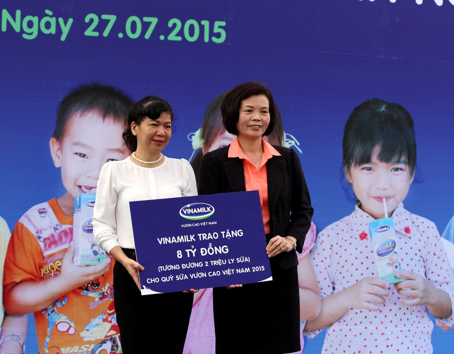 Năm 2015, Quỹ sữa Vươn cao Việt Nam của Vinamilk vẫn tiếp tục sứ mệnh của mình, trao cho các em nhỏ có hoàn cảnh khó khăn một lượng sữa trị giá <abbr class=