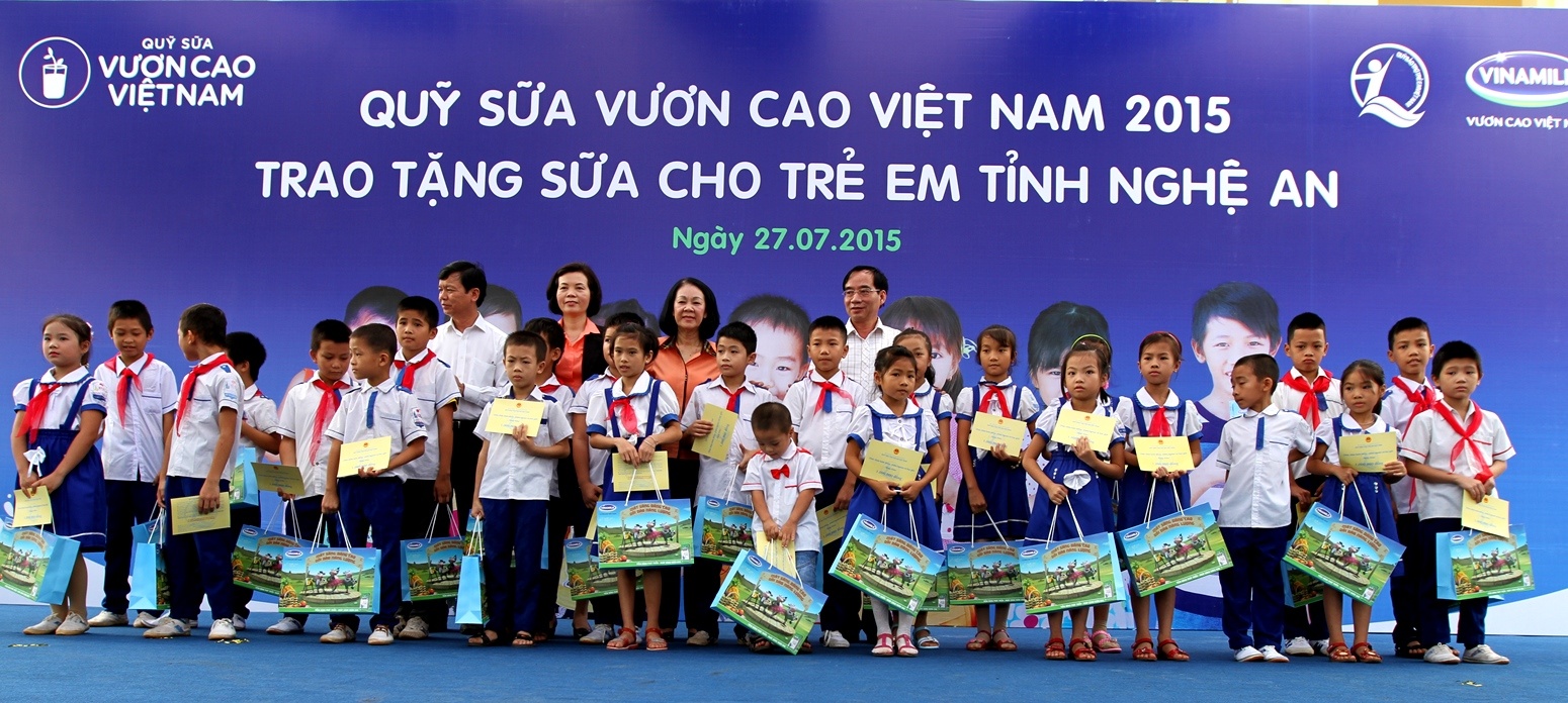 Bà Trương Thị Mai - Ủy viên Ban Chấp hành Trung ương Đảng, Chủ nhiệm Ủy ban các vấn đề về xã hội của Quốc hội cùng lãnh đạo Bộ LĐTBXH và đại diện lãnh đạo tỉnh, Quỹ Bảo trợ trẻ em Việt Nam và lãnh đạo Vinamilk trao tặng sữa cho các em học sinh tỉnh Nghệ An