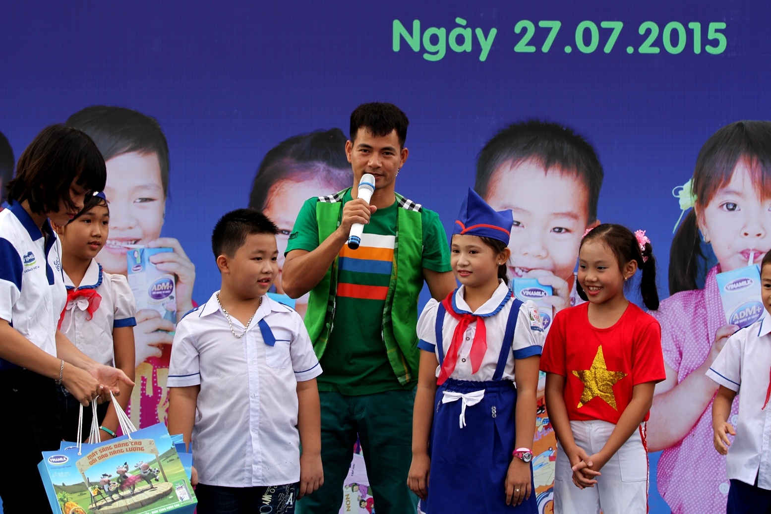 Các em học sinh gặp mặt, trò chuyện và cùng chơi những trò chơi vui nhộn cùng với các Đại sứ của chương trình Quỹ sữa Vươn cao Việt Nam là Nghệ sỹ hài Xuân Bắc và Hoa hậu Ngọc Hân
