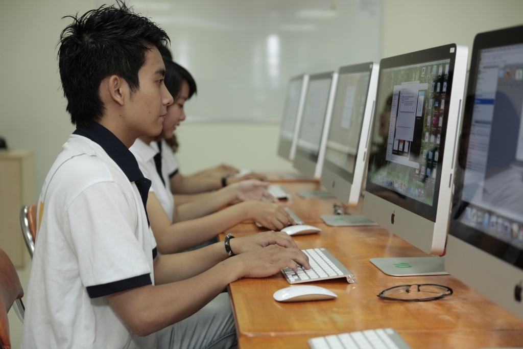 Sinh viên NIIT thực hành trên máy tính tại trường.