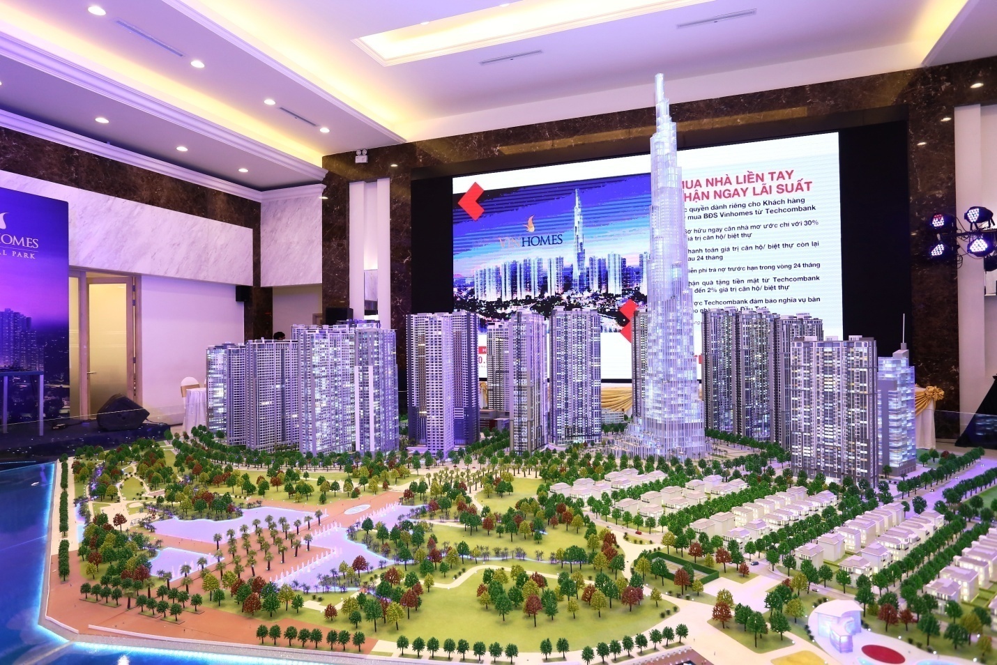 Ngoài giải thưởng siêu du thuyền triệu đô, các cư dân may mắn khác còn trúng nhiều giải thưởng giá trị khác như 3 chiếc Mercedes – Benz S400 trị giá <abbr class=