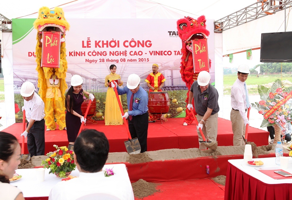 Vingroup khoi cong nha kinh dau tien trong nong san sach hinh anh