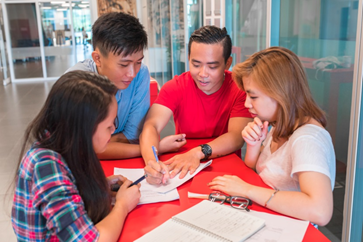 Làm bài tập nhóm ngay từ những môn học đầu tiên, sinh viên ĐH RMIT Việt Nam sớm được trang bị kỹ năng đặt mục tiêu, phân bố công việc, quản lý thời gian…