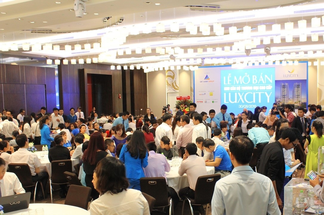 Luxcity dat hang trong dot mo ban dau tien hinh anh