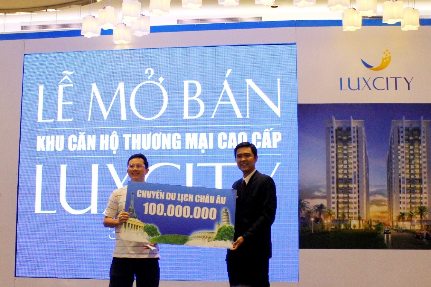 Khách hàng Nguyễn Chí Cường (trái) nhận giải thưởng từ ông Vũ Quốc Việt Nam – Giám đốc Marketing Tập đoàn Đất Xanh (phải).