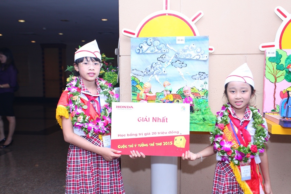 Giải nhất khối 4-5 thuộc về hai em Nguyễn Thị Mai Ly và Nguyễn Thiên Hòa với ý tưởng “Mũ chống sét”