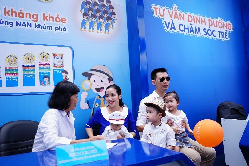 Ốc Thanh Vân cùng ông xã tìm hiểu thêm về những cách chăm sóc con hiện đại, hiệu quả.