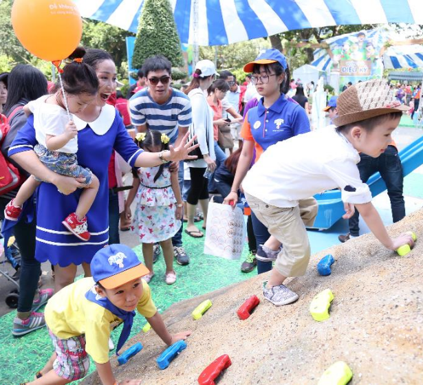Cậu anh cả Coca cùng các bạn trong đội thám hiểm tí hon hào hứng khám phá