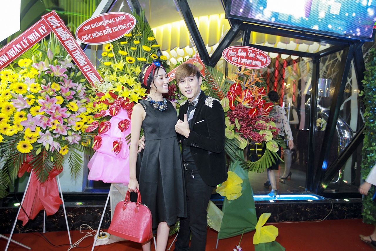 Hoa hau Huynh Thuy Anh rang ro du khai truong phong tra hinh anh