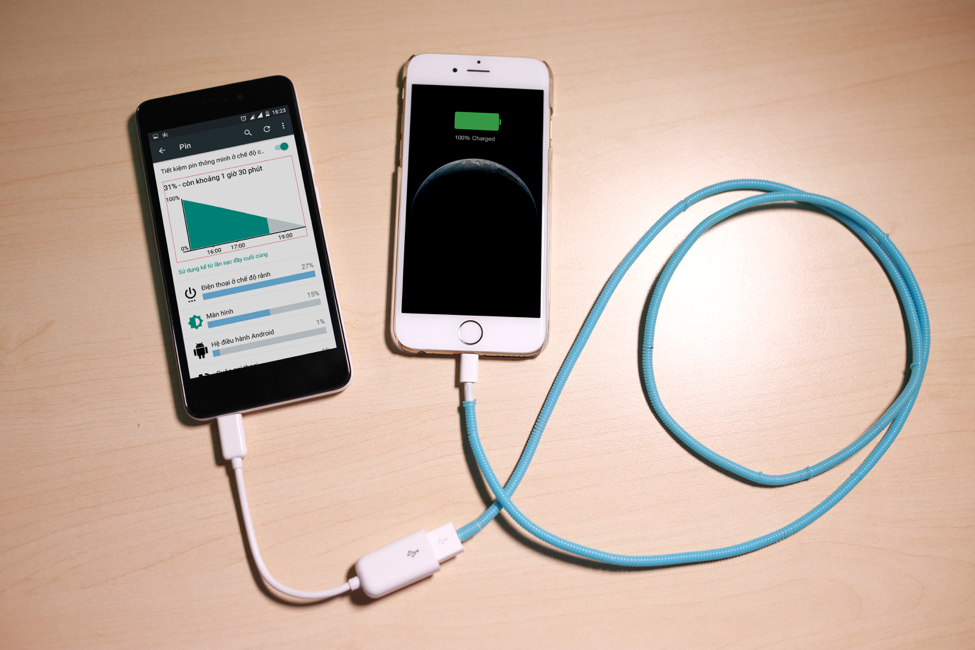 Smartphone pin lon co kha nang sac cho dien thoai khac hinh anh