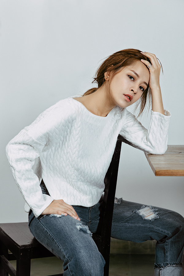 Quần jeans rách cũng được cô kết hợp với áo sweater ngắn xẻ vạt hai bên năng động, nhẹ nhàng. 