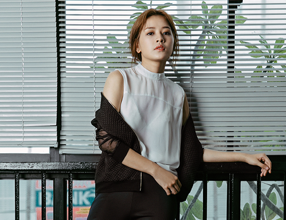 Phong cach toi gian nhung khong nham chan cua Chi Pu hinh anh