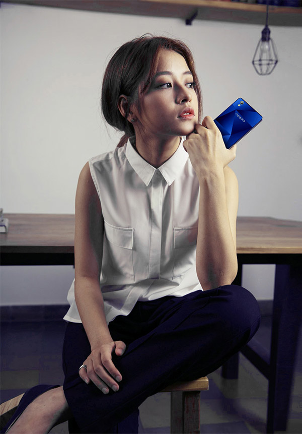 Áo sơ mi không tay ngắn màu trắng phối cùng quần tây đen đơn giản nhưng được cô nhấn nhá bằng đôi giày cao gót để tạo vẻ khác lạ và sinh động.  