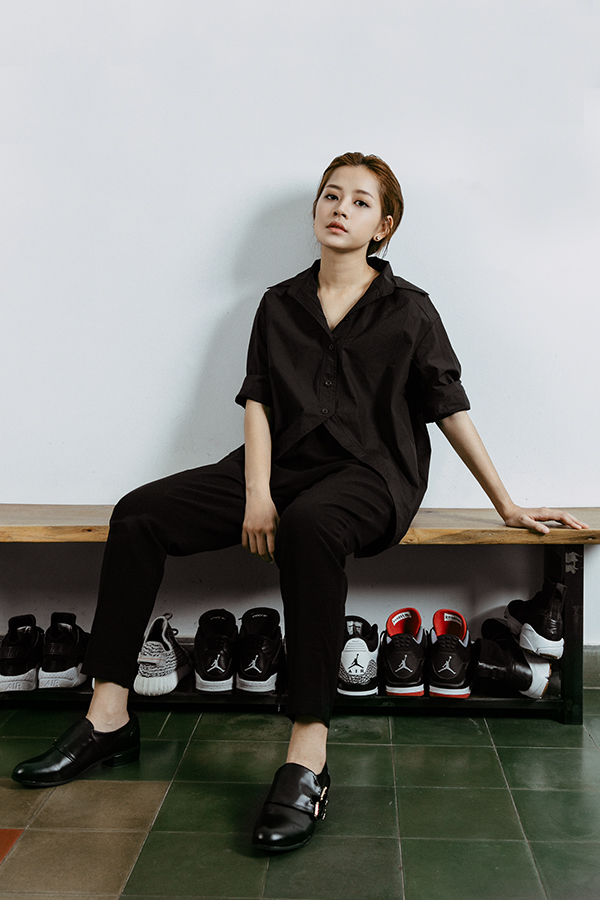  Phối áo sơ mi phom rộng, quần tây và đôi giày lười cùng một màu đen nhưng nhìn Chi Pu không hề nhàm chán.