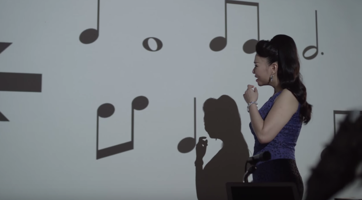 Những hình ảnh chỉ dẫn độc đáo trên tường đưa Thu Minh đến một căn phòng bí mật.