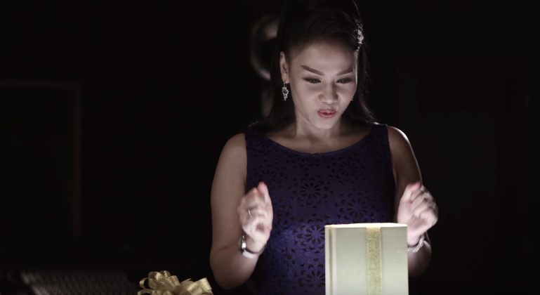 Thu Minh bat ngo vi nhan duoc qua doc trong clip moi hinh anh