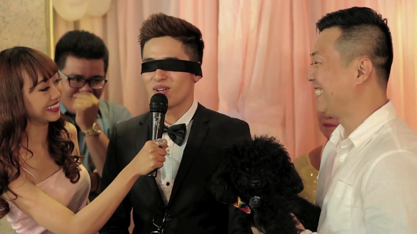 Chú rể được yêu cầu tìm người thương bằng hương thơm.